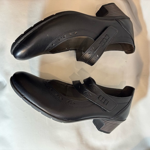 PORTOFINO Sz 41 Diagonal Straps Velcro Closure Leather Heeled Rounded Toe Shoes - Picture 12 of 14